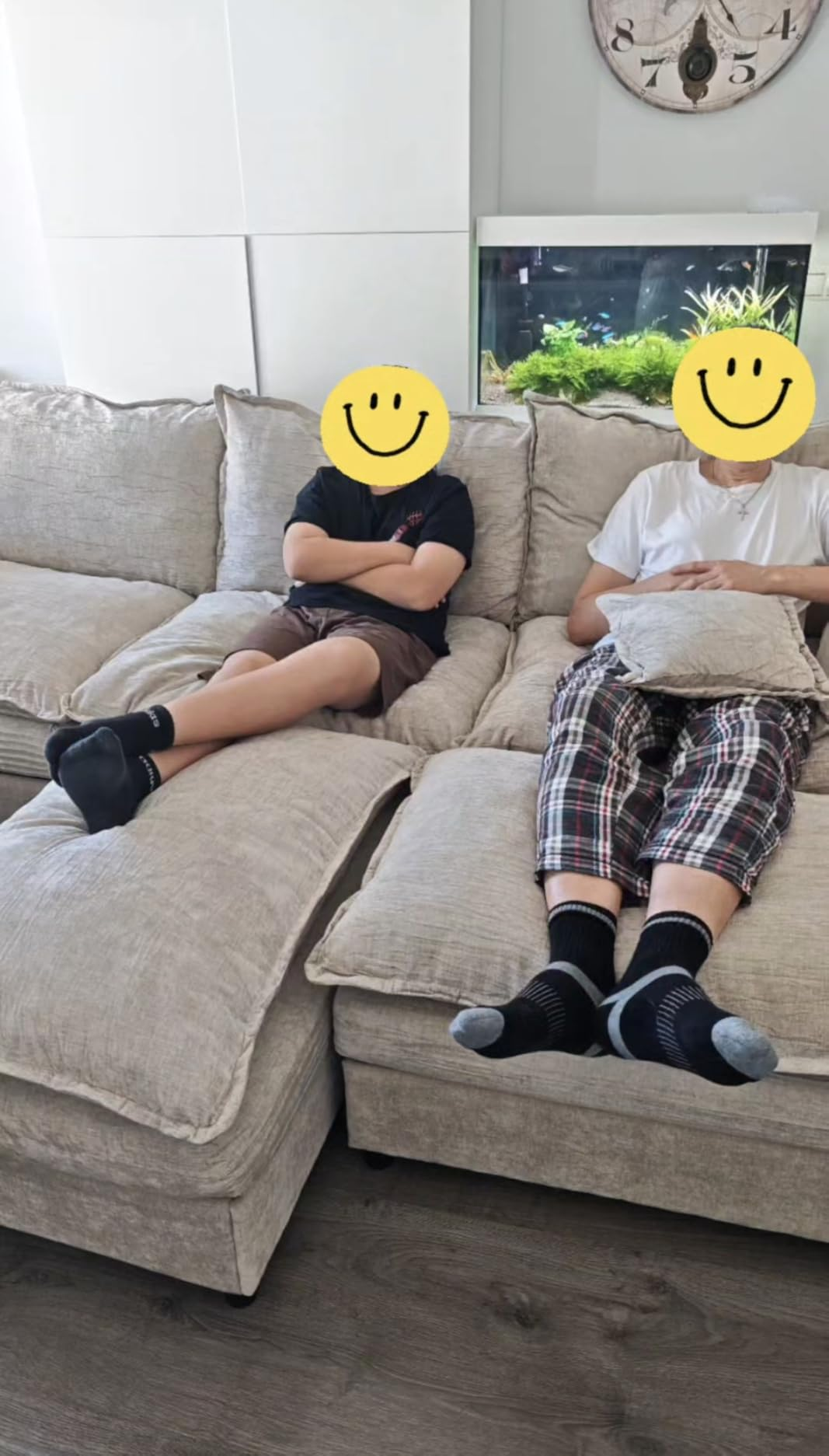 Customer photo of the sofa with the back cushion detail